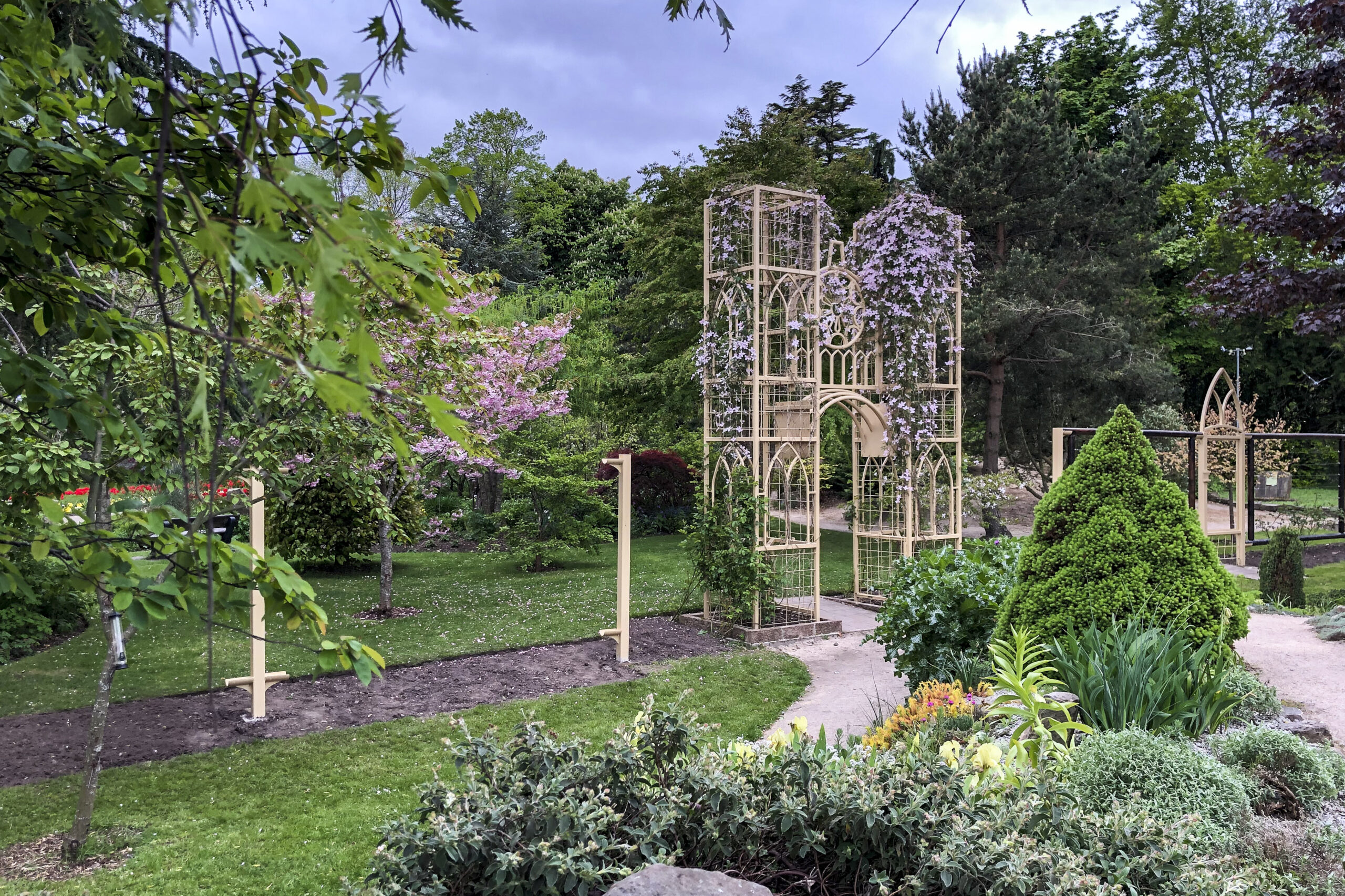 A model of the cathedral is ideal for trailing flowers